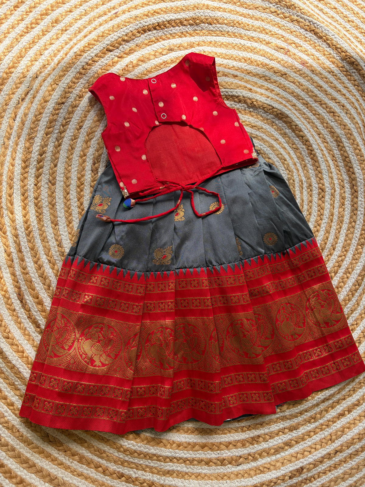 Semi silk Skirt and crop top - grey/red
