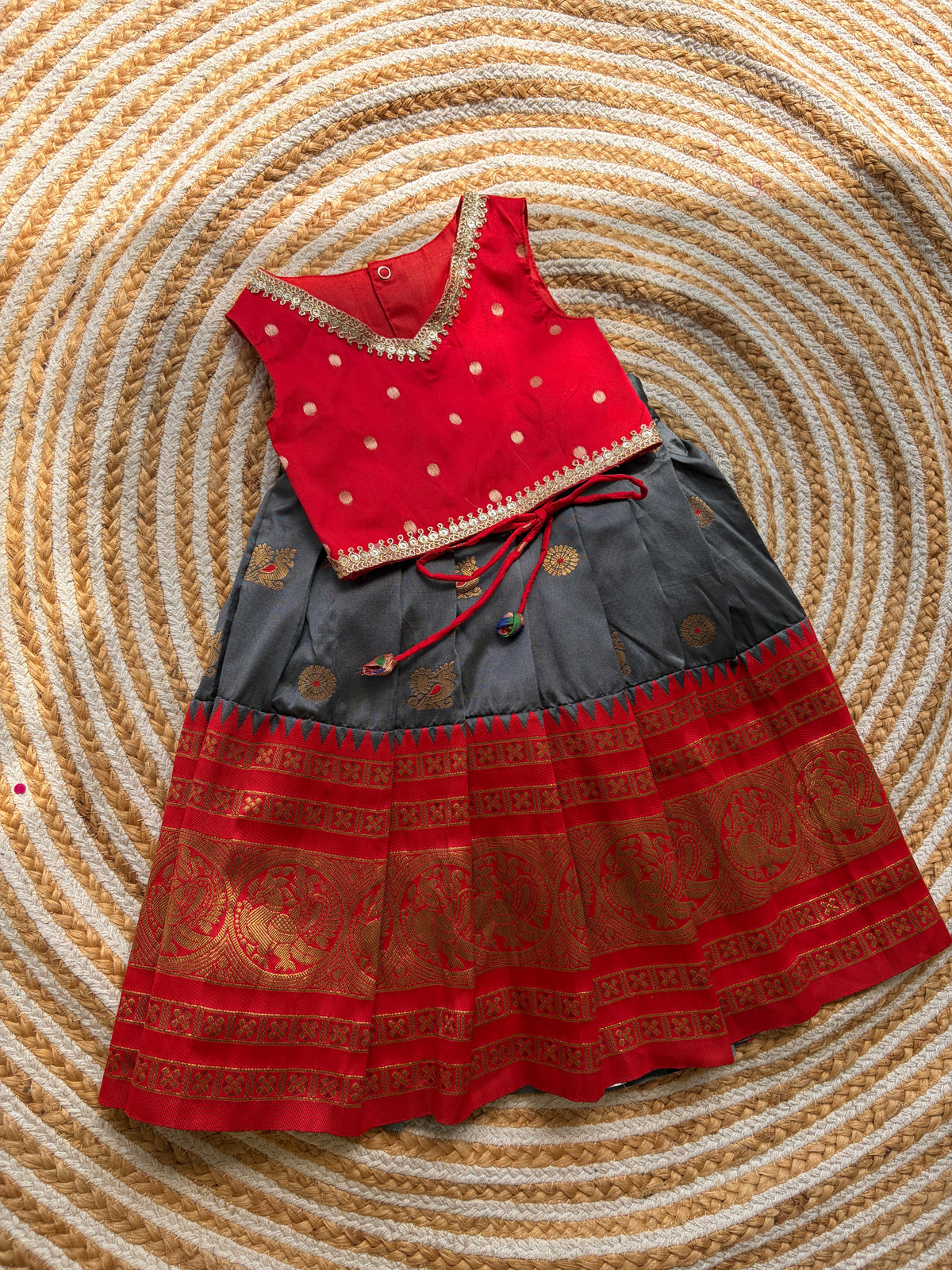 Semi silk Skirt and crop top - grey/red